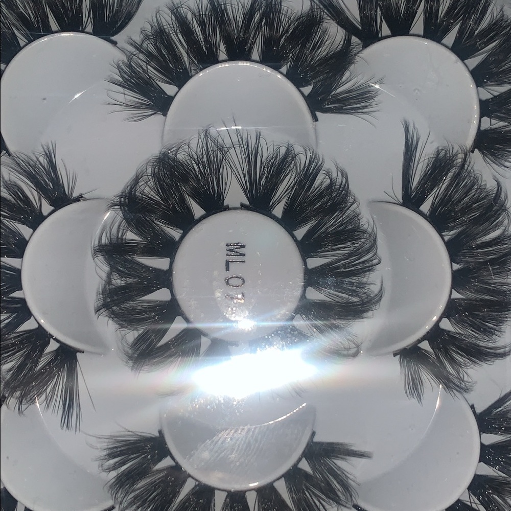 Women that wear beautiful eyelashes 💕💕💕 you can buy in bulk as well